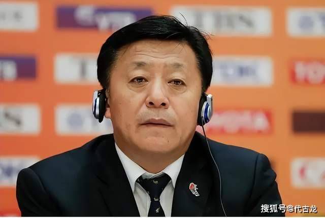 据德国天空体育报道，多特前锋阿德耶米将伤缺三周，这意味着他今年无法再代表球队出战比赛。