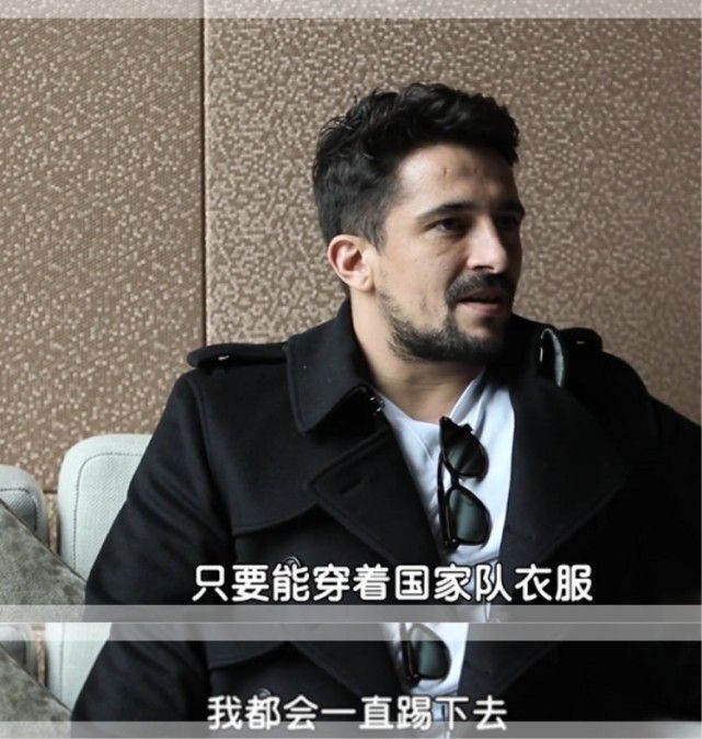 第13分钟，拉菲尼亚在禁区前沿的射门偏出。